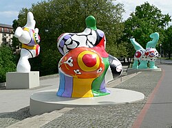 Escultura colorida de las Nanas de Niki de Saint Phalle en Hannover
