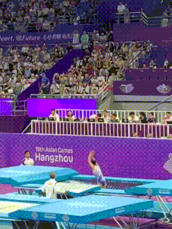 Atleta compitiendo en la modalidad de trampolín
