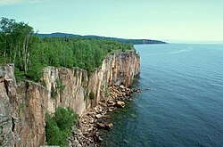 Acantilados costeros esculpidos por la erosión en el lago Superior