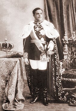 Manuel II de Portugal con uniforme de gala