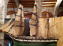 Maqueta detallada de un velero tipo fragata para estudiantes náuticos
