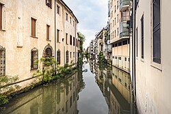 Vista fluvial desde un puente en Padua
