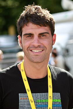 Retrato oficial de Óscar Pereiro con indumentaria deportiva