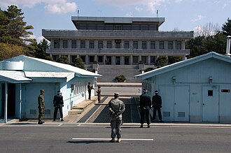 Soldados estadounidenses y surcoreanos en la zona desmilitarizada de Corea