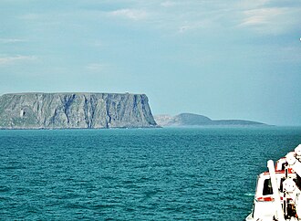Promontorio rocoso del Cabo Norte bajo un cielo nublado