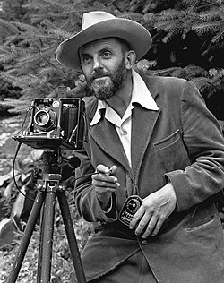 Fotografía histórica representativa del trabajo de Ansel Adams en paisajes naturales.