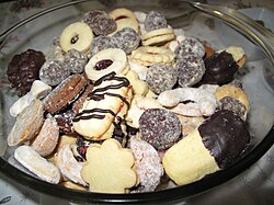 Plato rebosante de galletas artesanales de panadería