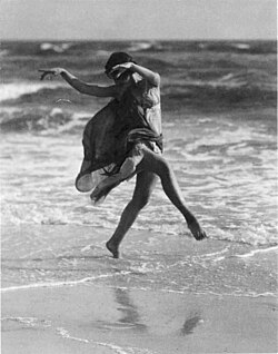 Isadora Duncan en una playa