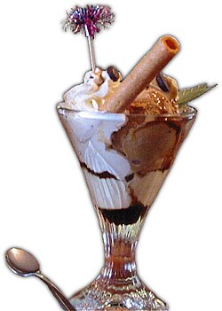 Copa de café liégeois con crema chantillí y decoración de granos de café