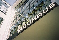 Inscripción tipográfica en la entrada de los talleres de la Bauhaus en Dessau.
