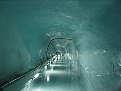 Interior de una formación glaciar en la estación de Jungfraujoch