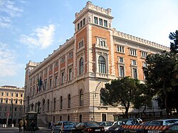 Fachada hacia la Piazza del Parlamento