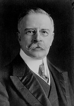 Retrato fotográfico de Francisco León de la Barra alrededor de 1910.
