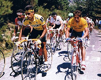 Pedro Delgado con el maillot de líder