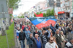 Bandera e instituciones de la autoproclamada República Popular de Donetsk.