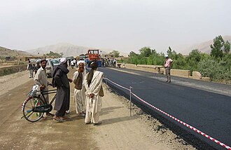 Asfaltado del tramo de la A1 entre Kabul y Kandahar en 2003