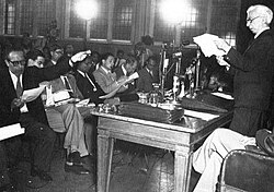 Bertrand Russell leyendo el Manifiesto Russell-Einstein