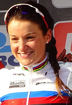 Elizabeth Deignan en una competición de ciclismo
