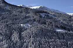 Paisaje invernal con nieve y hielo.