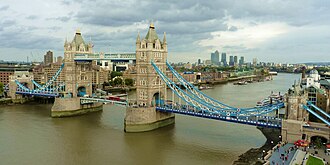 Panorámica del Puente de la Torre y los rascacielos de Canary Wharf desde el balcón superior.