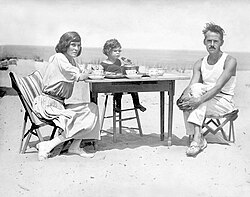 Fotografía de Eugene O'Neill junto a su segunda esposa Agnes Boulton y su hijo Shane en Cabo Cod en 1922