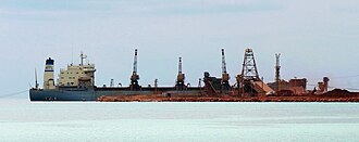 Bauxita siendo cargada en Cabo Rojo, República Dominicana