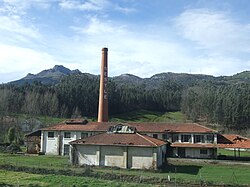 Fotografía de la antigua fábrica de Nestlé en Udalla, Cantabria.