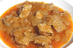 Plato de atún encebollado