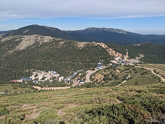 Vista general del Puerto de Navacerrada con formaciones montañosas al fondo