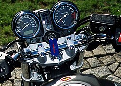 Abrazadera triple que une los tubos de la horquilla al cuadro de una Honda 919