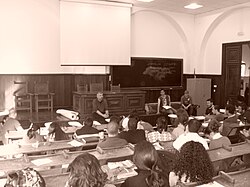Charla informativa sobre los planes de estudio en una facultad española.