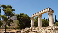Estructura del templo romano conocido como Templo E en Corinto.