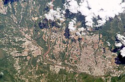 Vista satélite de la ciudad.