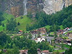 Paisaje montañoso que rodea la región de Lauterbrunnen