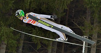 Un esloveno ejecutando un salto de esquí en 2016
