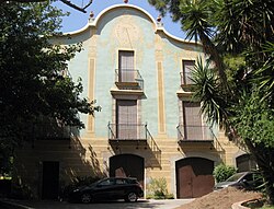 Fachada de la masía histórica Can Tusquets