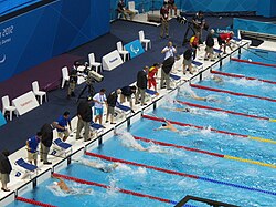 Nadador paralímpico en competición