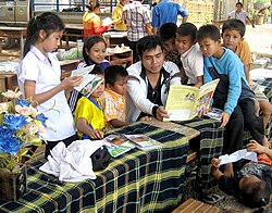 Niños leyendo en un contexto informal
