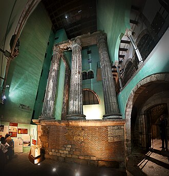 Panorámica del patio interior que alberga las columnas del Templo de Augusto en Barcelona