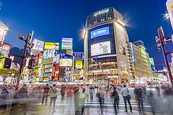Intersección de Shibuya con vallas publicitarias