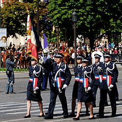 Contingente del curso para oficiales de la Escuela Superior de la Policía Nacional durante el desfile del 14 de julio.