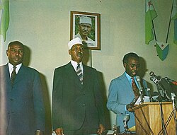 Fotografía histórica de Ahmed Dini Ahmed proclamando la Independencia de Yibuti frente a Francia