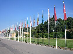 Banderas oficiales en la entrada del Palacio Real de Pedralbes