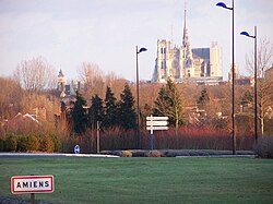 Vista panorámica de Amiens desde la rotonda de Grace con la catedral y el beffroi