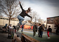 Patinadora en un entorno urbano de calle
