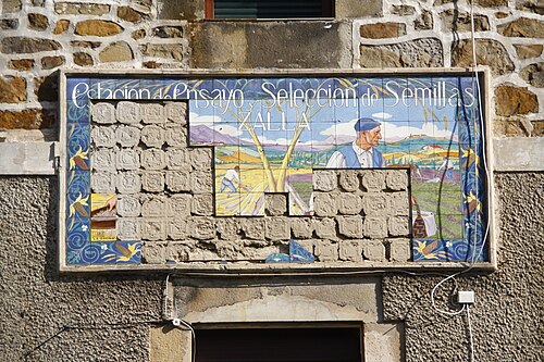 Mural de azulejos decorativo con la firma distintiva J.Arrue