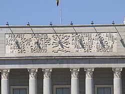 Inscripción histórica en el edificio principal del CSIC