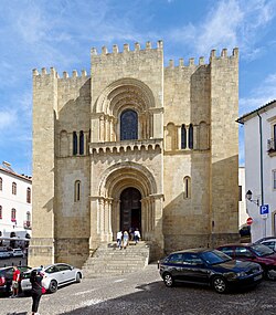Fachada oeste de la Catedral Vieja de Coímbra