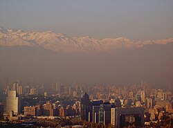Esmog visible sobre la ciudad de Santiago de Chile