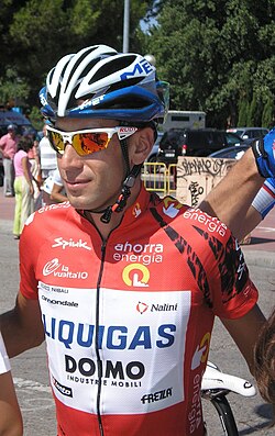 Vincenzo Nibali con el maillot rojo
